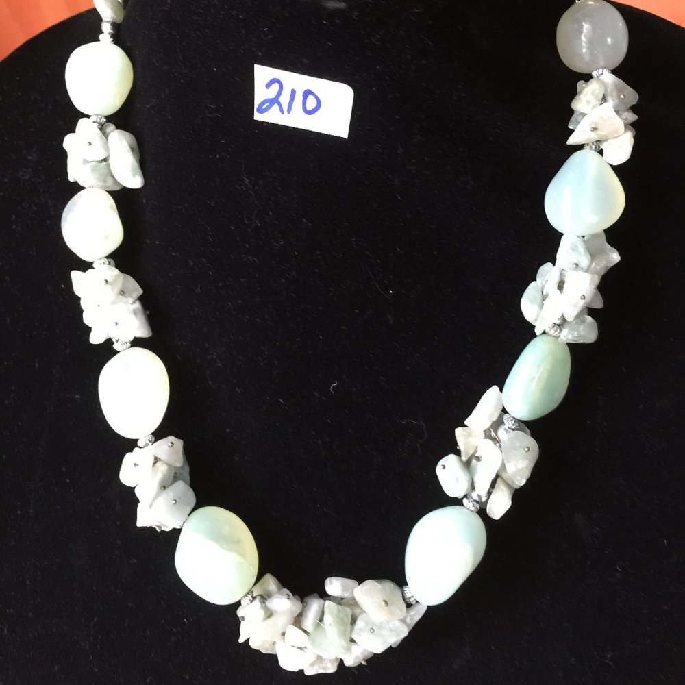 #210 LIGHT GREEN STONE NECKLACE, NWT